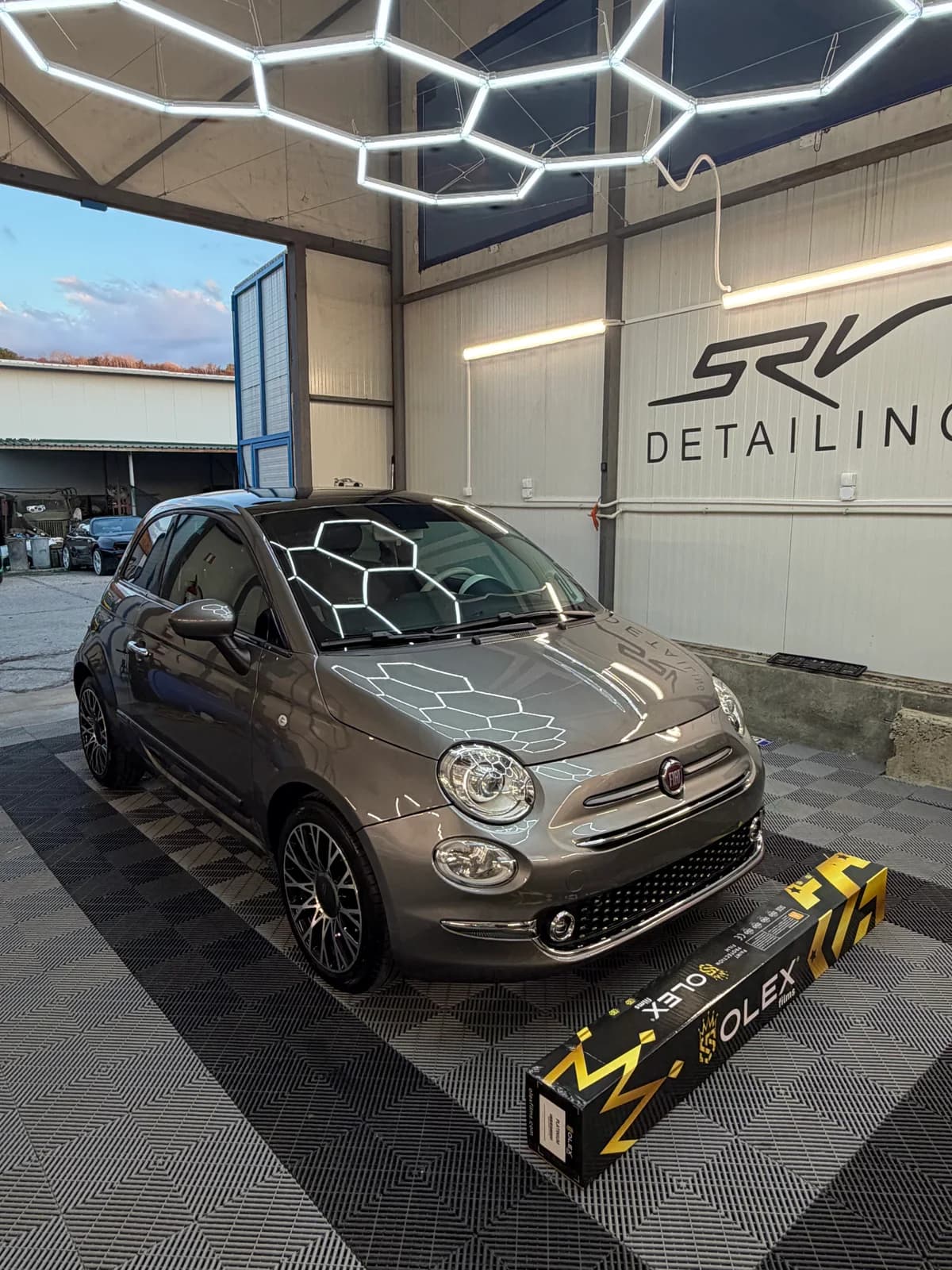 Сив Fiat 500 в студиото на SRV след монтажа, с кутия Olex пред автомобила