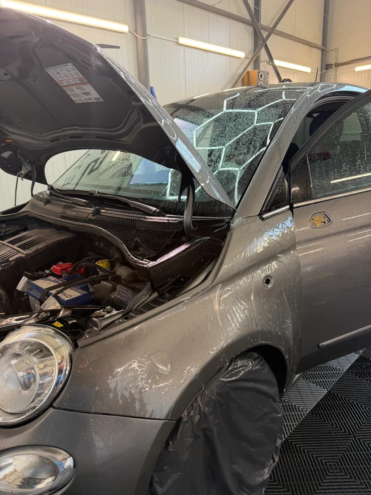 Прозрачно фолио върху предния калник на Fiat 500 по време на монтаж