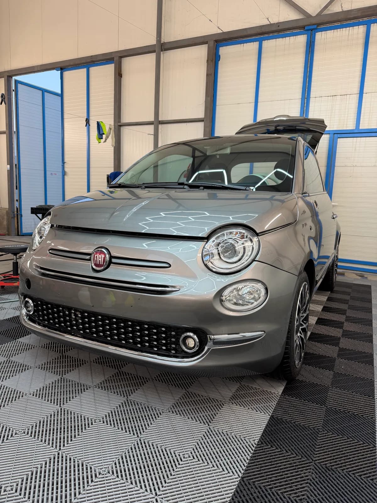 Предната част на Fiat 500 в студиото, с отворен багажник.