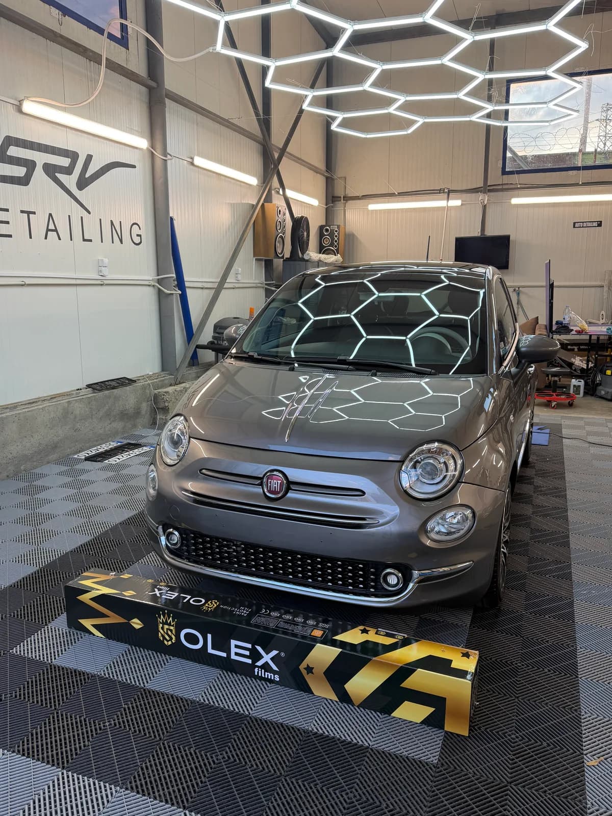 Готовият Fiat 500 в студиото, с кутия Olex пред автомобила.