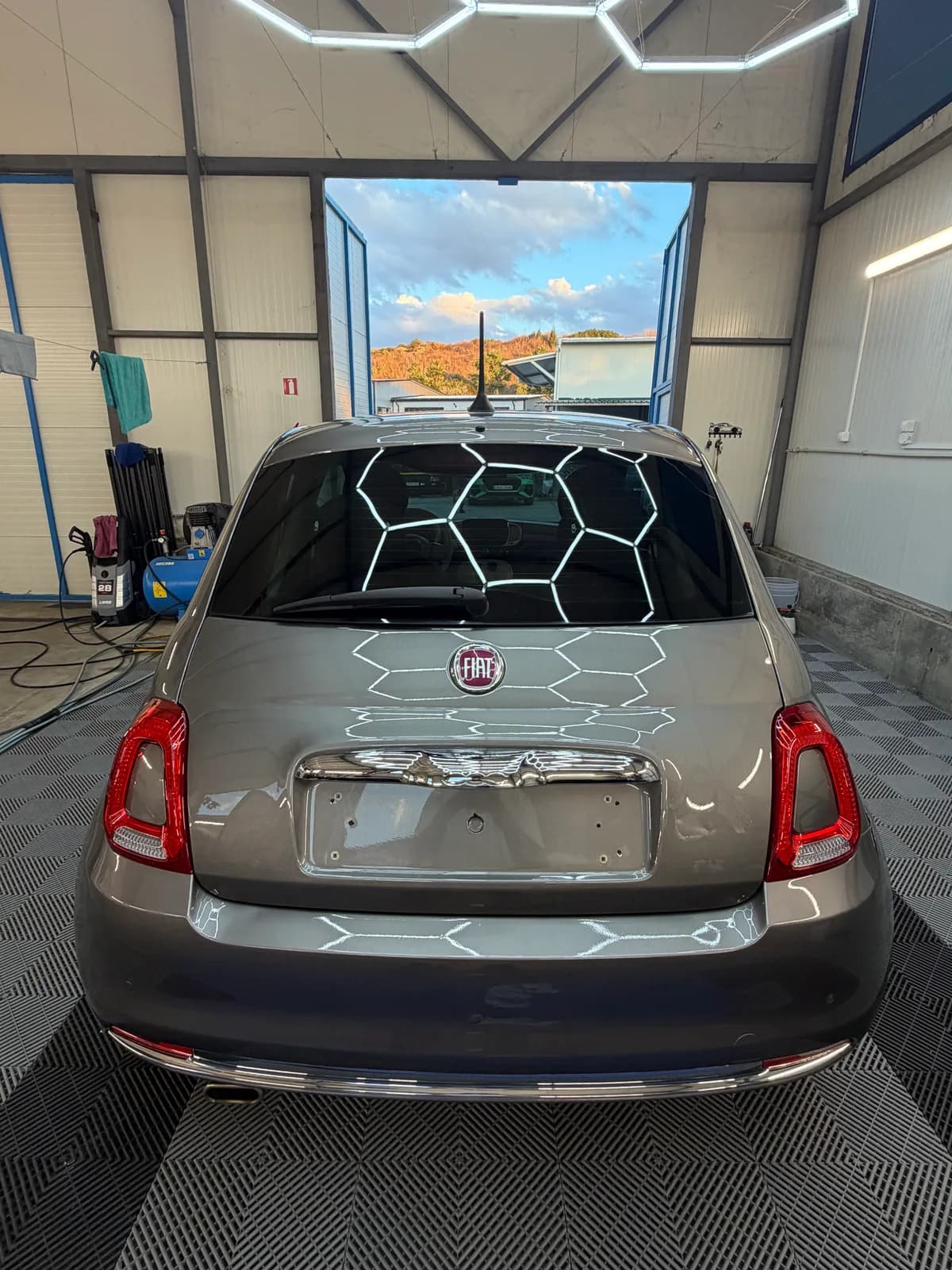 Задната част на готовия Fiat 500.