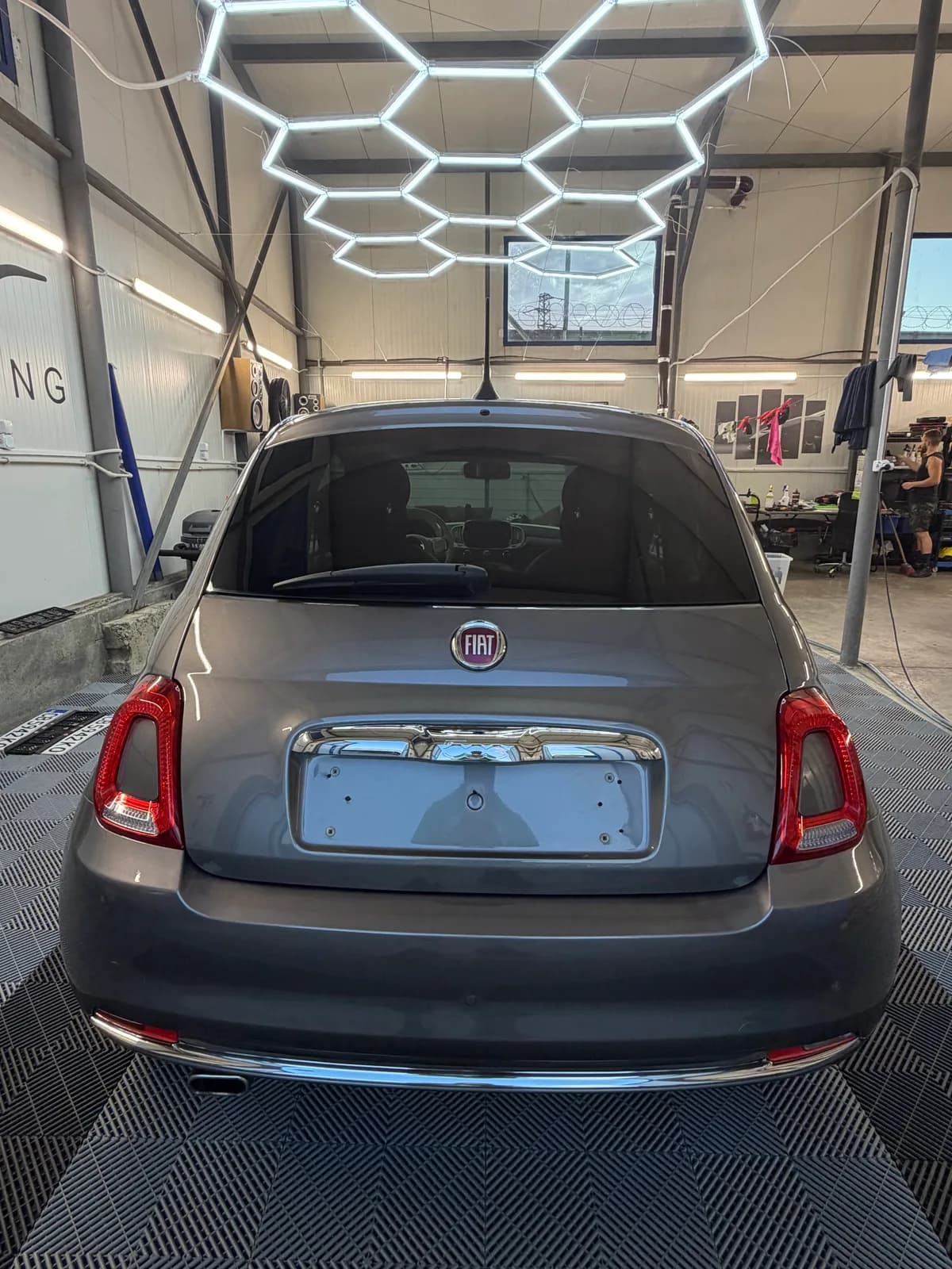 Задната част на Fiat 500 под осветлението на студиото.