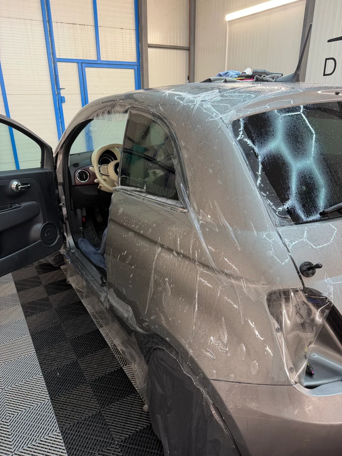 PPF фолио със свободни краища върху задния страничен панел на Fiat 500