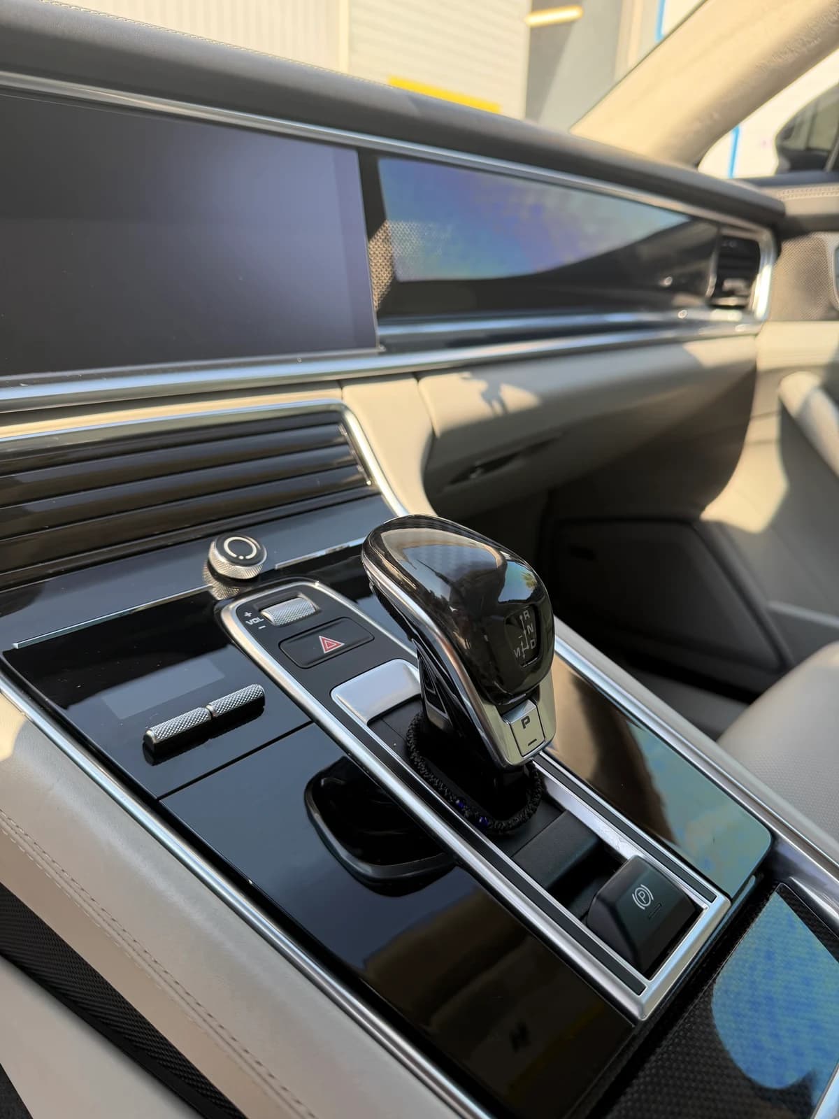 Централната конзола, скоростният лост и таблото на белия Porsche Panamera