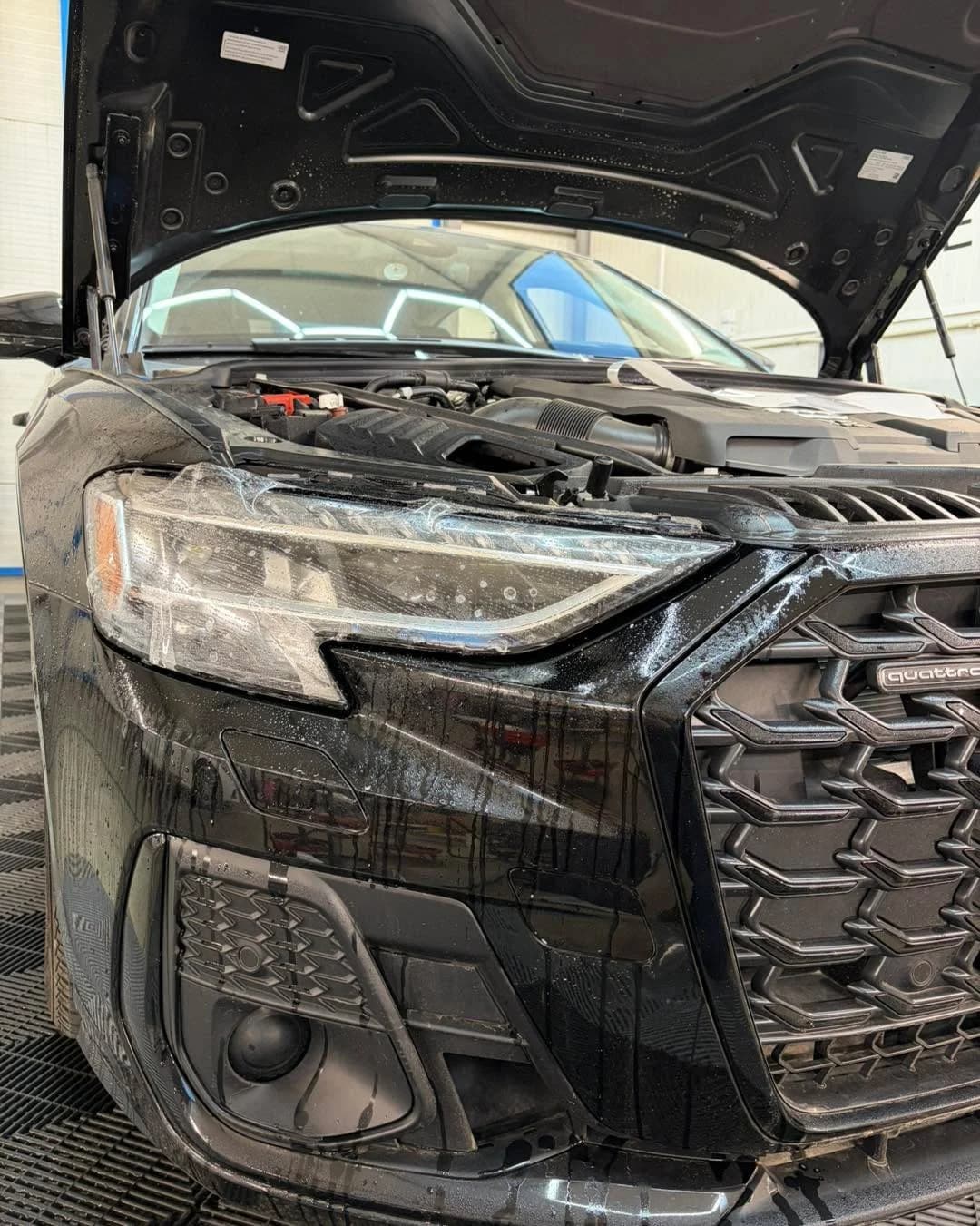 Предна зона и фар на Audi A8 по време на PPF работа в SRV