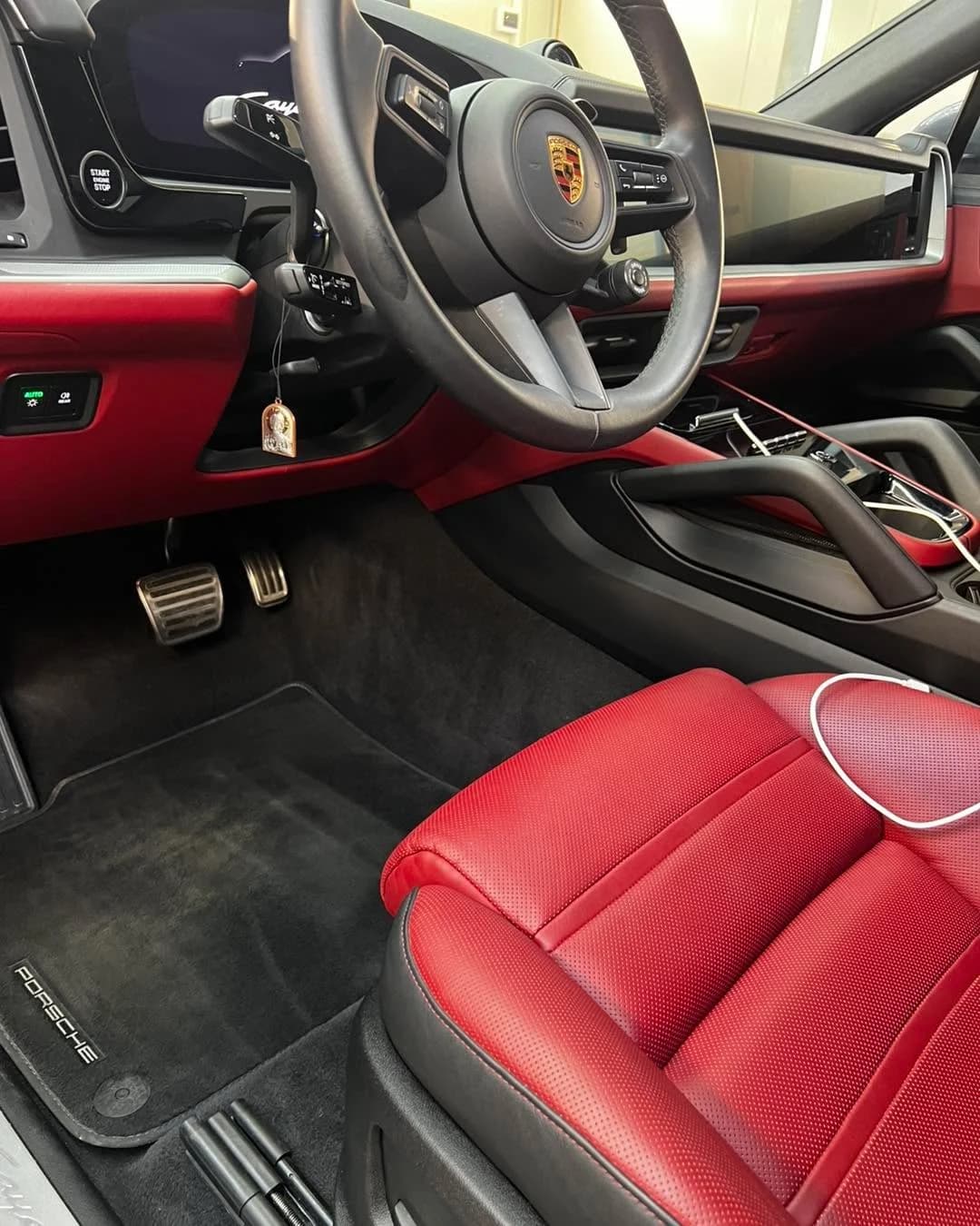 Porsche Cayenne след детайлно почистване на интериор и екстериор