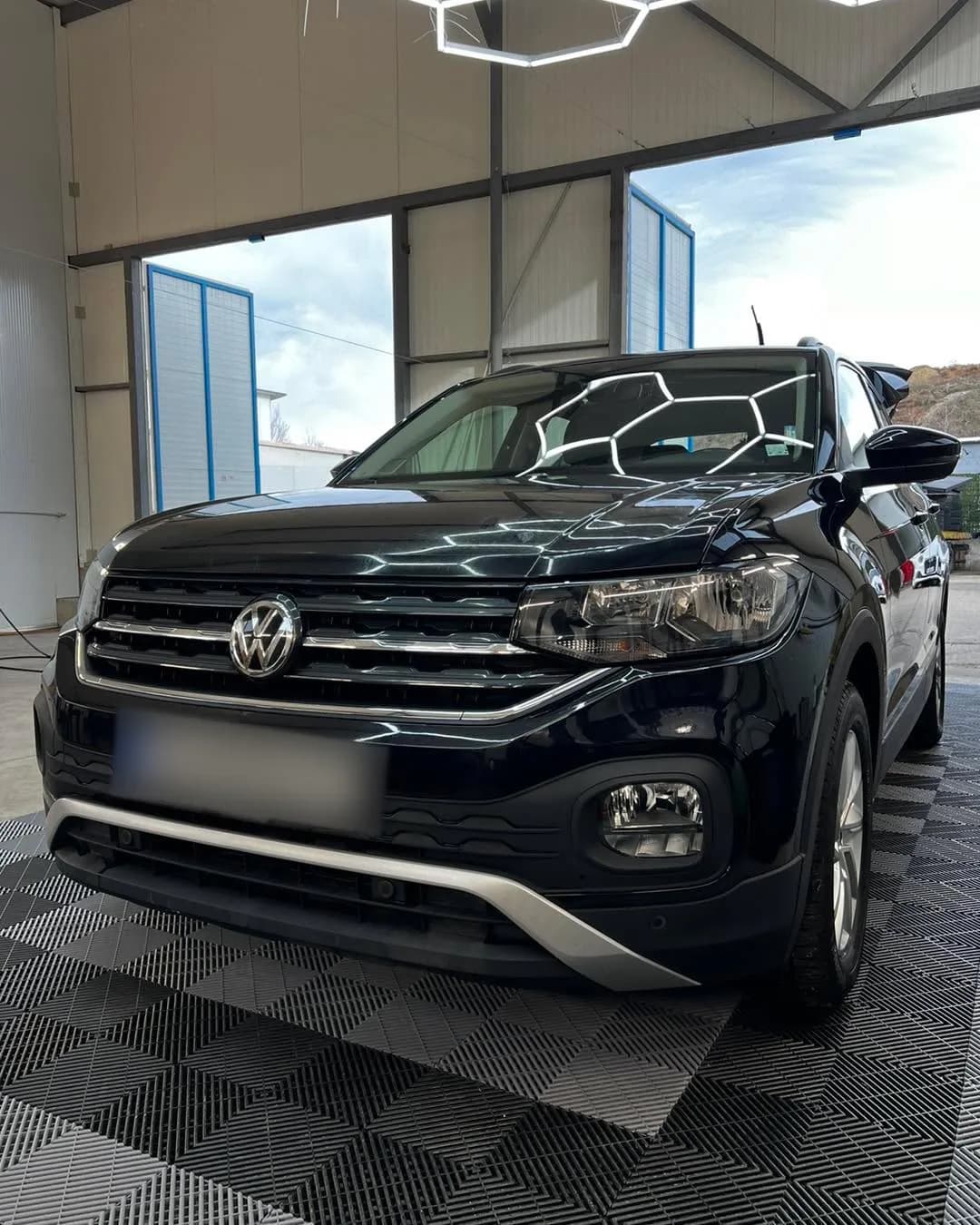 Кадър на Volkswagen T-Cross от реален проект на SRV Detailing