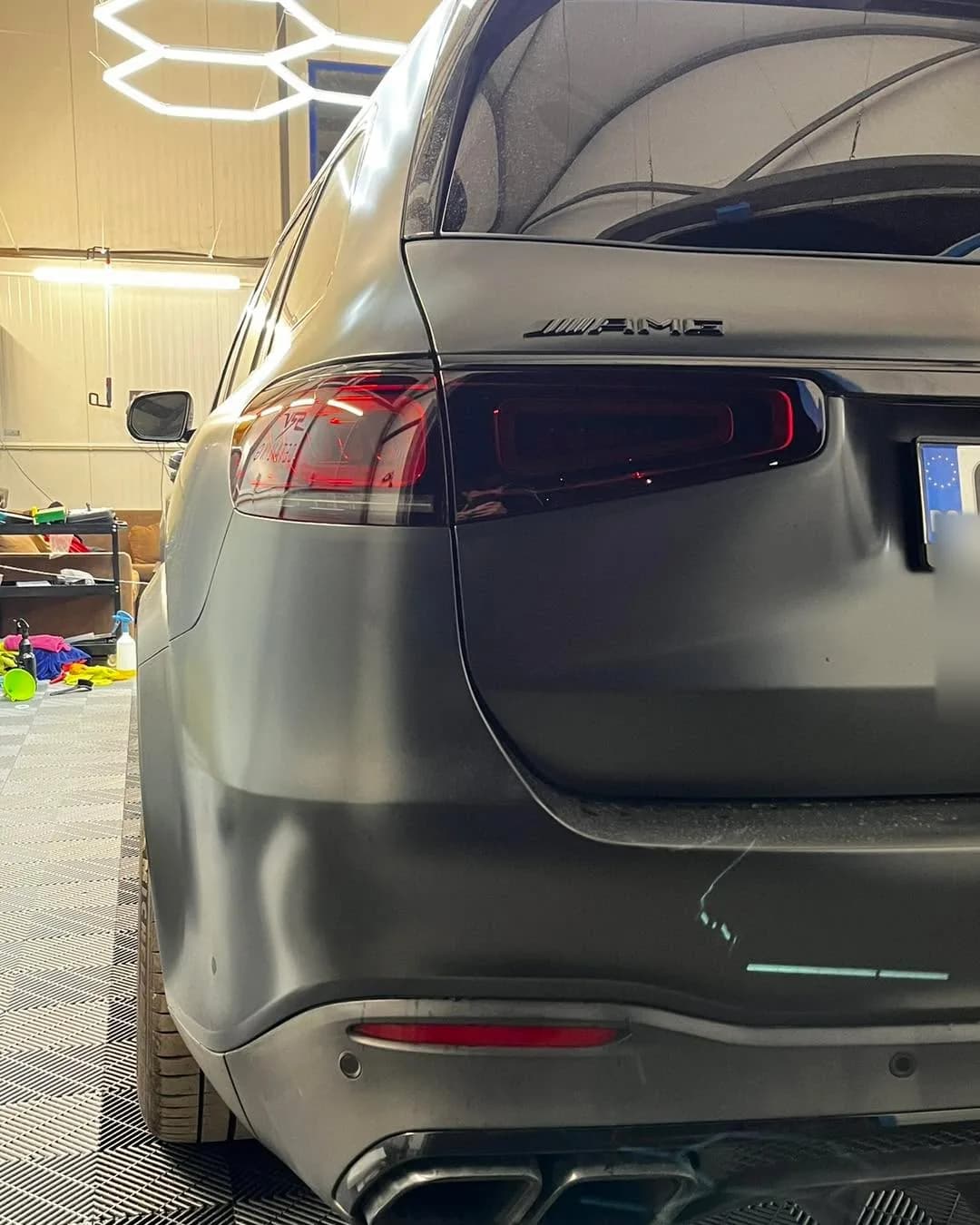Кадър на Фолио за стопове и мултимедиен дисплей от реален проект на SRV Detailing