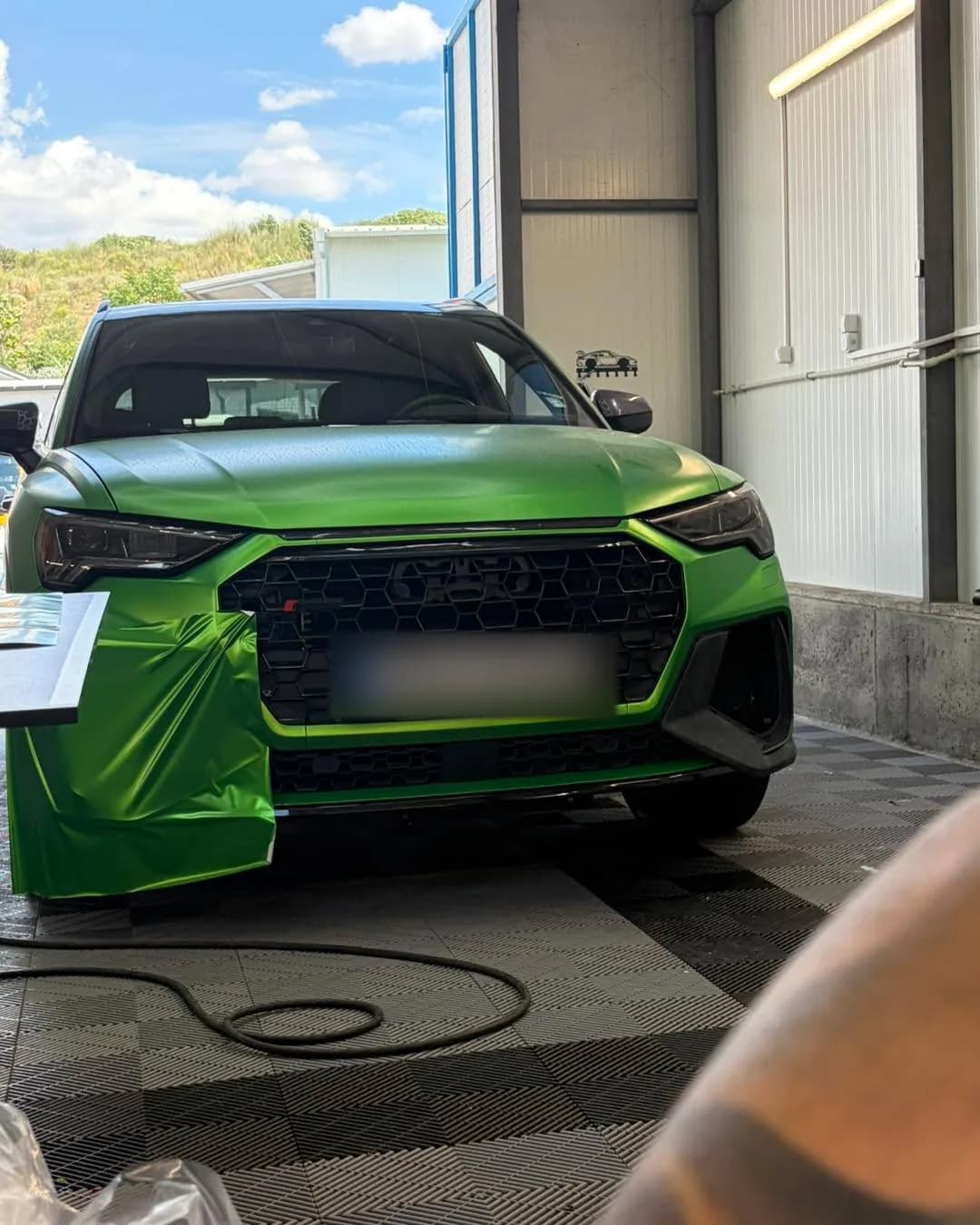 Кадър на Подмяна на защитно фолио от реален проект на SRV Detailing