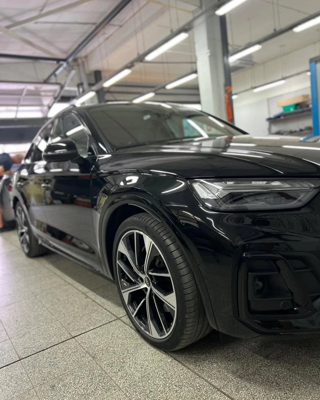 Audi SQ5 след професионално полиране с дълбок гланц и студийни отражения