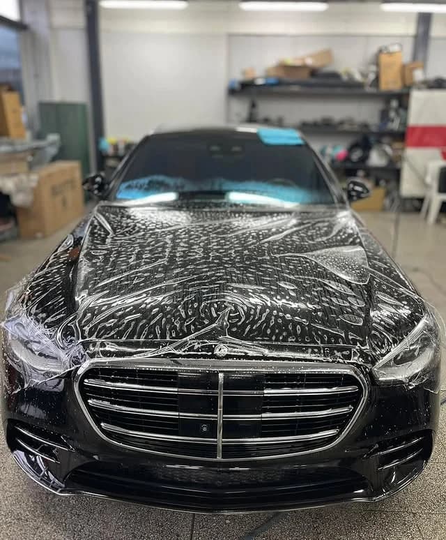 Mercedes-Benz в студиото на SRV по време на PPF защита на предница и интериорни детайли