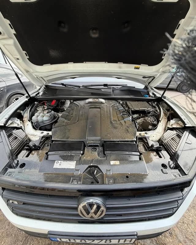VW Touran R-Line в студиото на SRV след интериорно почистване и PPF на пиано лак елементи