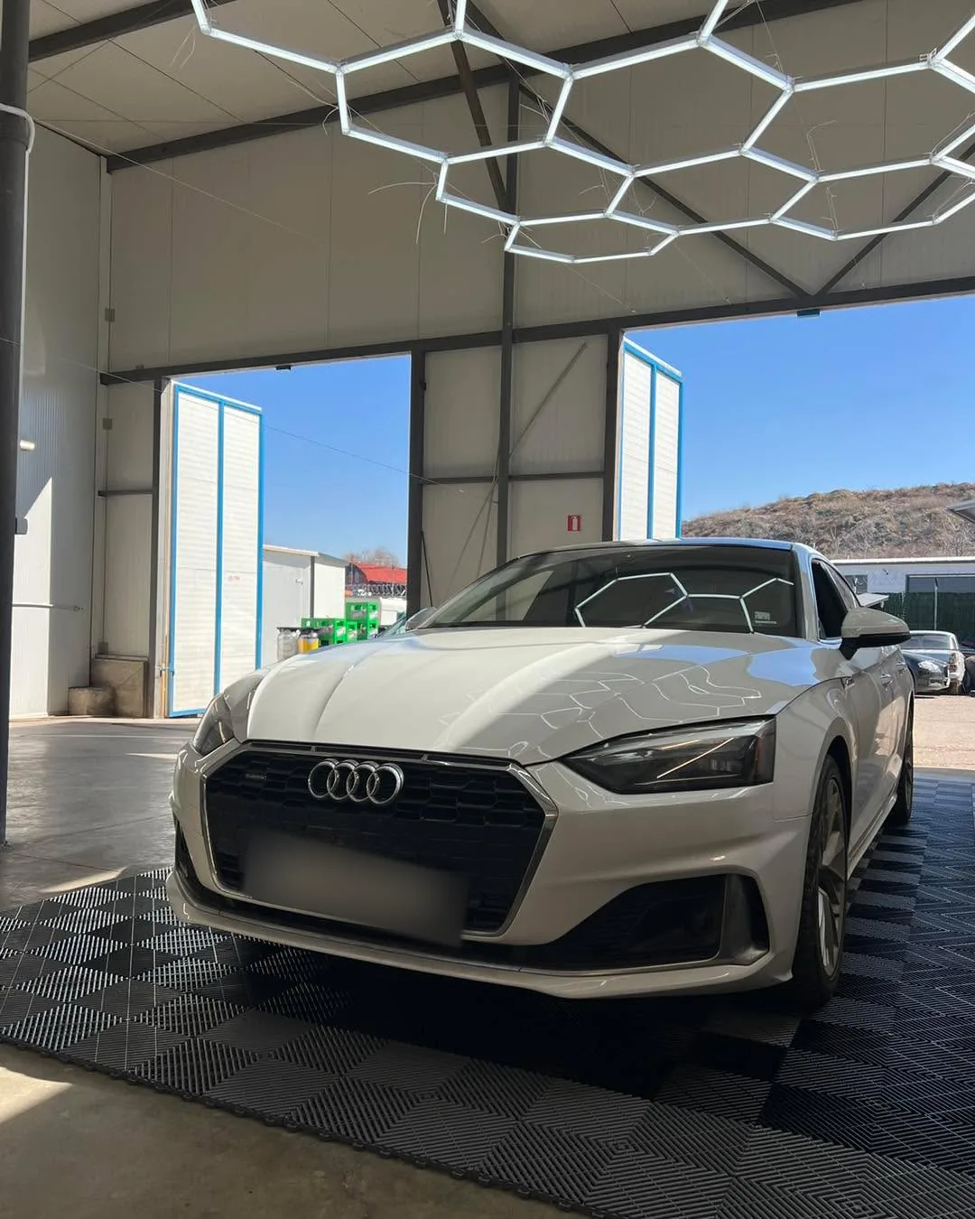 Кадър на Audi A5 под хекс-LED от реален проект на SRV Detailing